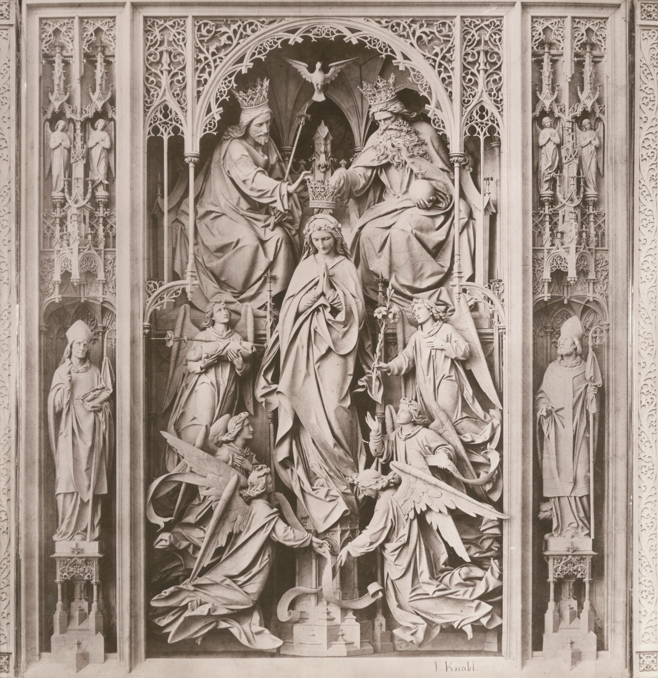 Joseph Knabl (1819 – 1881), Die Krönung Mariens durch die Dreifaltigkeit, von Engel umgeben, 1861 | 1944.1945 zerstört, München, Dom zu Unserer Lieben Frau, Hochaltar, Mittelschrein [Photographie, 2. H. 19. Jahrhundert, Museum Fließ]